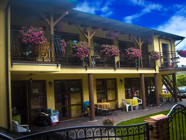 Hacjenda — balkon z kwiatami i taras