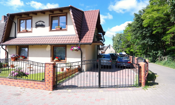 Dom Gościnny Hacjenda — fasada z tablicą